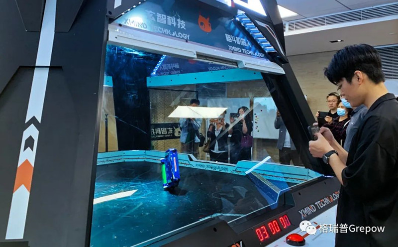 玄智科技同事在新辦公場所，展示了輕量級格斗機器人表演